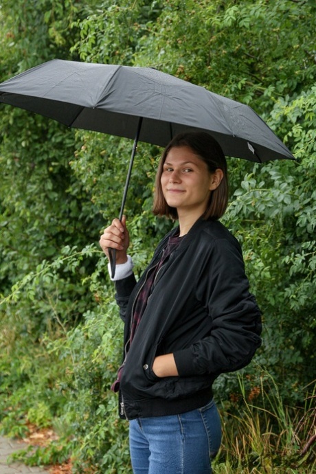 Ondeugende babe Grace Carson geniet van hardcore seks in de buitenlucht met een hunky vreemdeling