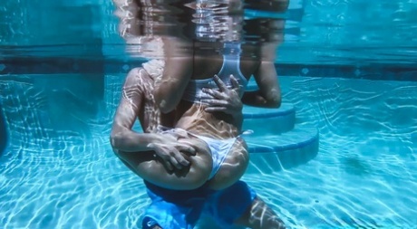 Rondborstige tiener Alexis Monroe wordt gestript en geneukt in het zwembad