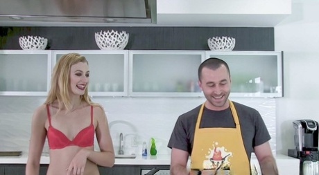 A loira alta Alexa Grace é satisfeita oralmente e fodida à bruta por James Deen