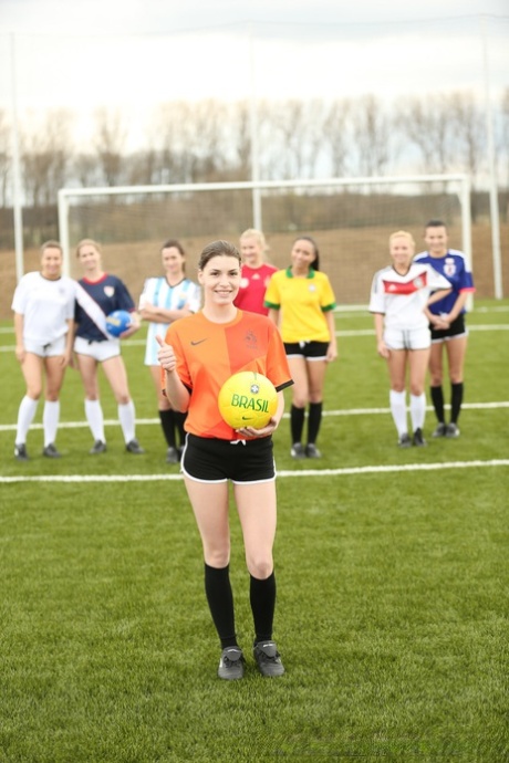 Voetbal meisjes tonen hun lichamen op het veld voor lesbische orgie in een douche