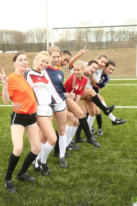 Fußballmädchen zeigen ihre Körper auf dem Spielfeld vor einer lesbischen Orgie in einer Dusche