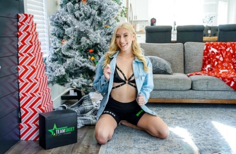 La belleza rubia Kay Lovely disfruta de un polvo navideño con un chico latino