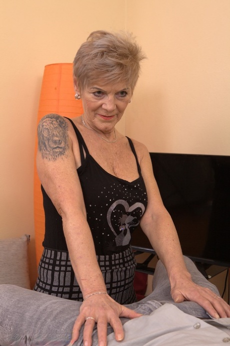 Nonna tatuata fa una sega POV al suo amante fino a farlo eiaculare