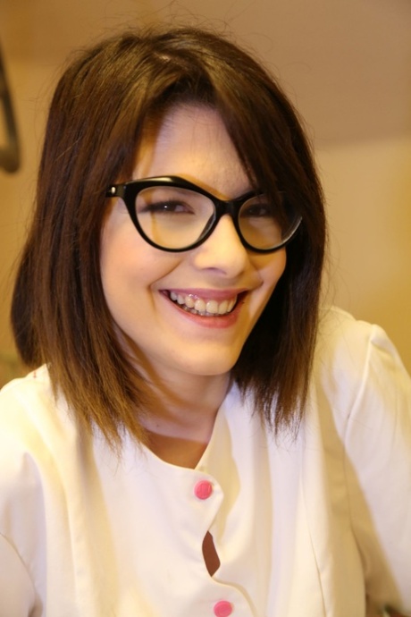 Tysk pornostjerne med briller blotter sin kusse og bliver gennemkneppet i nylonstrømper