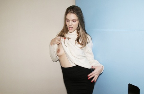 Tsjechisch model Amanda Clarke masseert haar borsten en blaast een staaf door een gloryhole