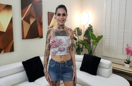 Tattooed snygging Genevieve Sinn presenterar hennes stora bröst och ger chef