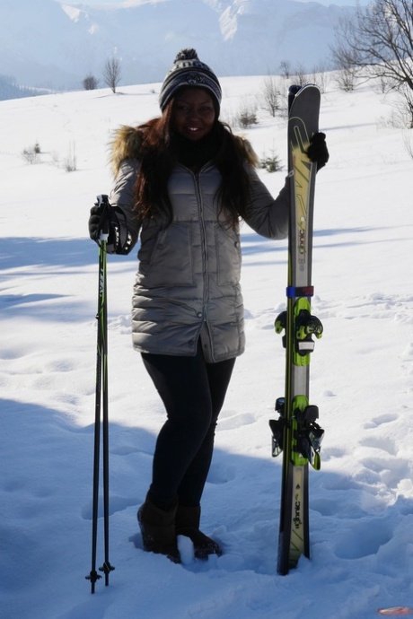 雪の中、スキーウェアでポーズをとるケニアのセクシー美女、サニー・スター