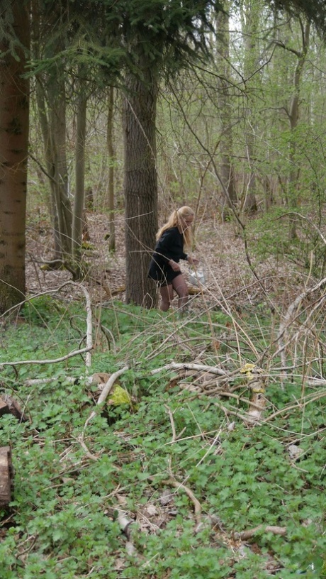 Lystne, tyske bestemødre med store pupper blir knullet i skogen og i en bobil.