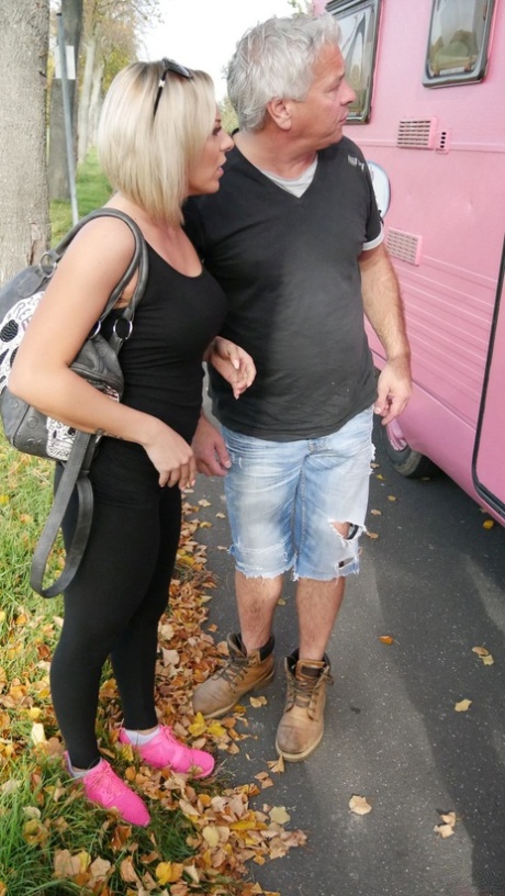 Duitse pornoster met grote tieten wordt genaaid door een oude vent in een roze camper