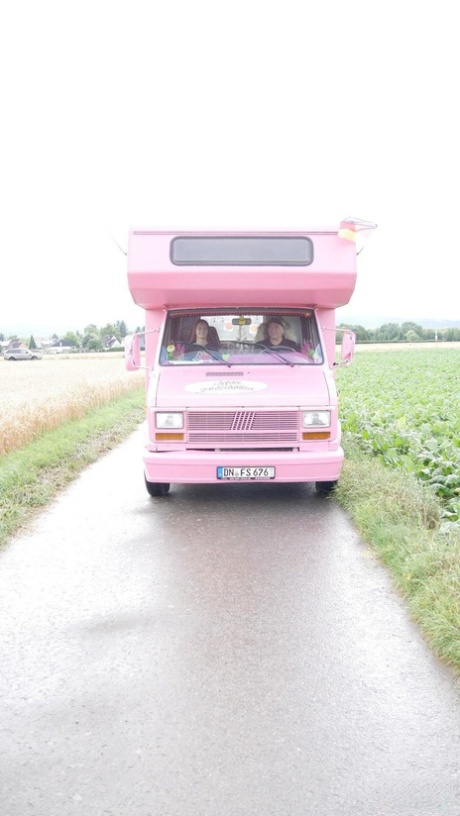 Sexig tonåring blir upplockad med en rosa släpvagn och får sina bröst sugna