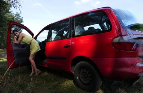 Coco Kiss, une Européenne sexy, suce une bite et se fait baiser dans une voiture