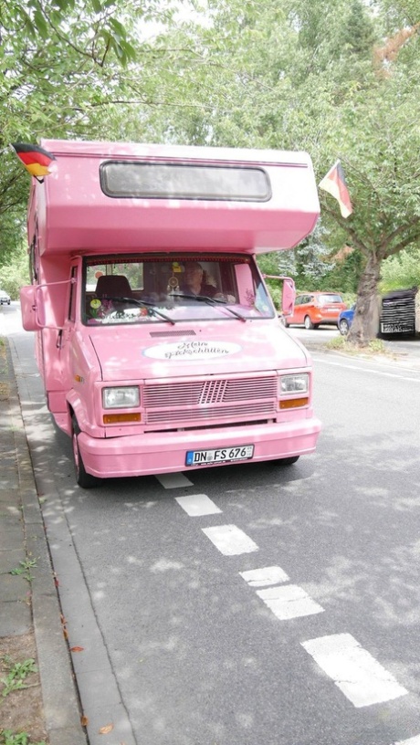 Mollig Blondine MILF krijgt haar grote tieten gezogen en buigt zich over om een lul te zuigen