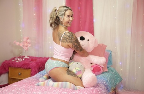 La star du porno Misty Meaner montre ses seins et son gros cul sur son lit.