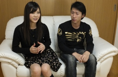 Japans Tiener Mio Arisaka gives haar collega slordig hoofd & tastes zijn sperma