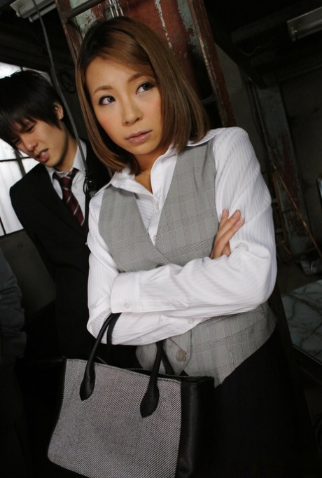 La secretaria japonesa Sumire Matsu atada, amordazada y follada por sus colegas