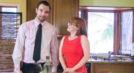 Рыжая жена Пенни Пакс делает своему мужу BJ и трахается с ним на кухне