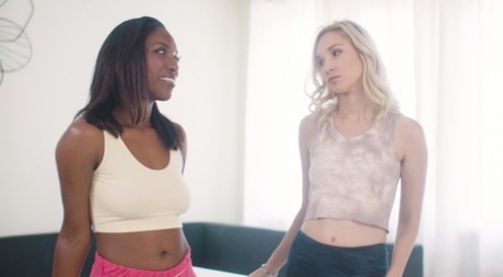 Daya Knight & Claire Roos engagieren sich in interracial lesbischen Pussy lecken Aktion