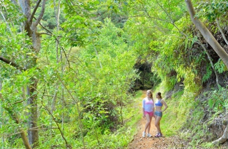 Amateur-Teens Nicole und Veronica ziehen sich aus und erfreuen sich gegenseitig im Freien