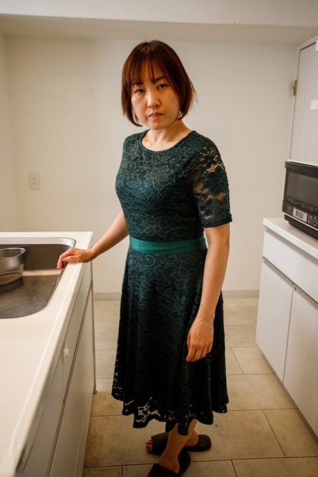 Den asiatiske husmoren Yuki Kozakura viser frem den barberte fitta på kjøkkenet.