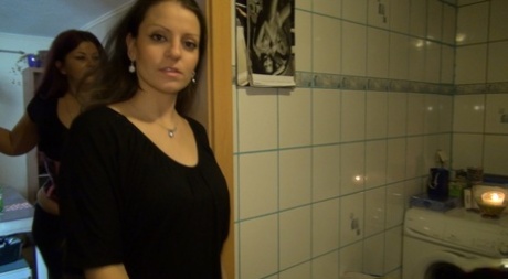 Lesbiska Cora kitty rakar sin österrikiska GF: s fitta i ett offentligt badrum