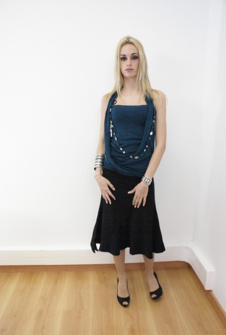Blonde amateur Erica Fontes poseert verleidelijk in een strak jurkje en hoge hakken