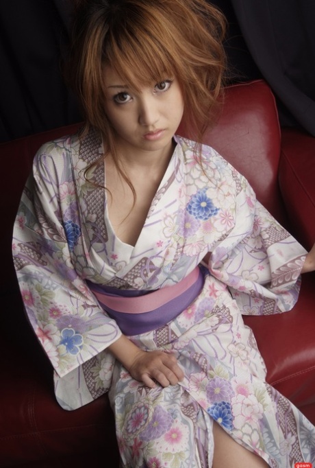A atraente japonesa yuki mizuho mostra as suas belas mamas de adolescente