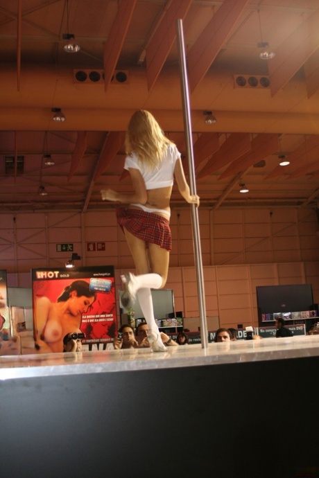 La pole dancer portuguesa Erica Fontes le hace un baile erótico a su guapo cliente