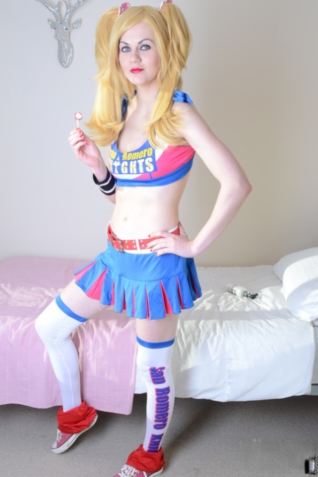 Saucy cosplay babe Tina Kay pociera swoją łysą cipkę lizakiem