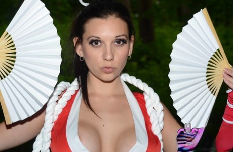 Brunetka Sophie Parker drażni swoimi krągłościami w solowym cosplayu