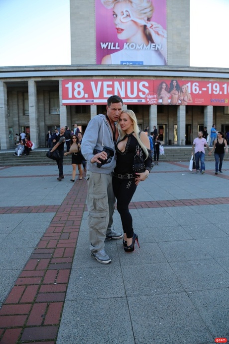 Německá pornohvězda Celina Davis svůdně pózuje ve svém žhavém oblečku na veřejnosti