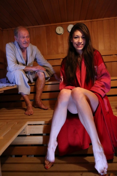 La brunetta birichina Arwen Gold mostra la sua figa con un uomo anziano nella sauna