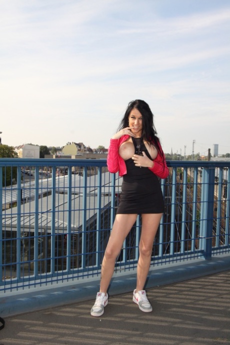 Brunette hottie Meli Deluxe geniet van intense doggystyle seks in het openbaar