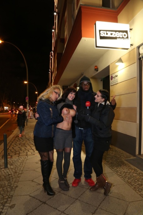 Modne blonde Lana Vegas suger en BBC i en 3 på 1 interracial foursome