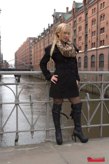 Den tyske pornostjerne Celine Davis poserer i sin hotte kjole, nylonstrømper og støvler