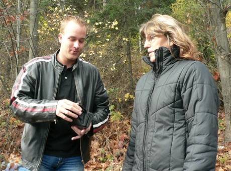 Sylvia, mère amatrice, se fait injecter des spermatozoïdes massifs dans la forêt.