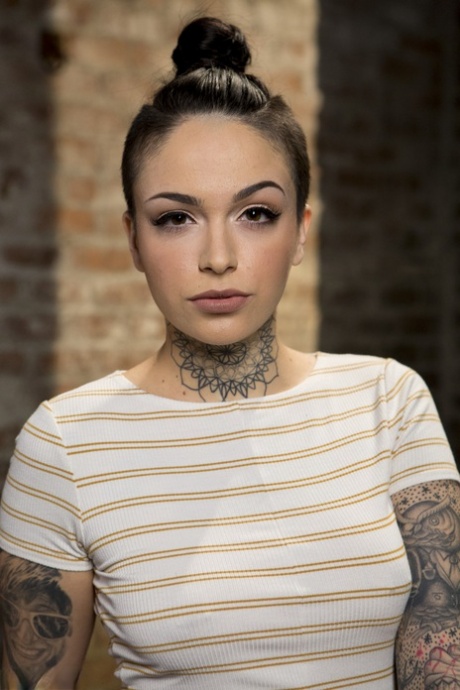 Den tatoverte brunetten Leigh Raven utholder intens lek i taubondage