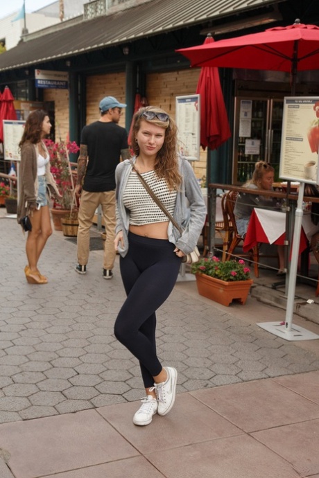 Linda adolescente em meia-calça Tatiana Penskaya flashes das suas mamas naturais em público