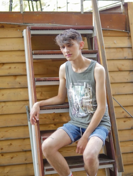 Twink flaco Andy Ford muestra su polla sin cortar y sus grandes bolas al aire libre