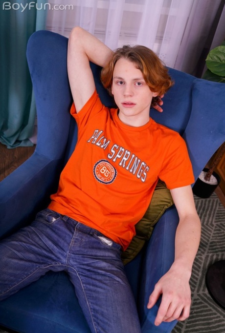 Magere gay twink Tom Heart verliest zijn shirt en jeans voor masturbatie