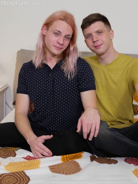 Caliente transexual Josh Cavalin y su BF chupar la polla del otro y tener sexo anal
