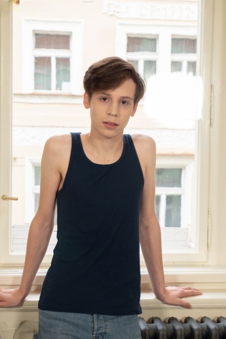 Skinny Twink Devin Lewis zieht sich nackt aus und zeigt seinen voll erigierten großen Schwanz