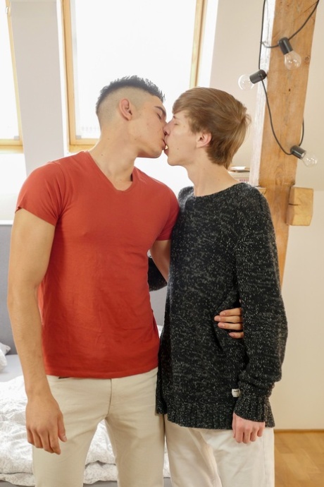 Muskulöser schwuler Gabe Isaac & ein dünner Twink mit einem großen Schwanz haben wilden Analsex