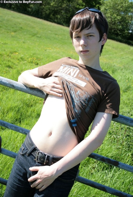 Skinny twink Matt Steel jerks his yummy dick until he ejaculates outdoors