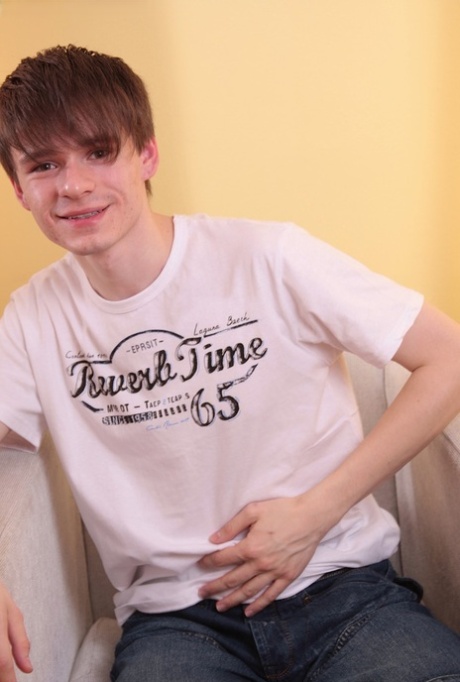 Slanke gay twink Jimmie Slater toont zijn stijve en masturbeert