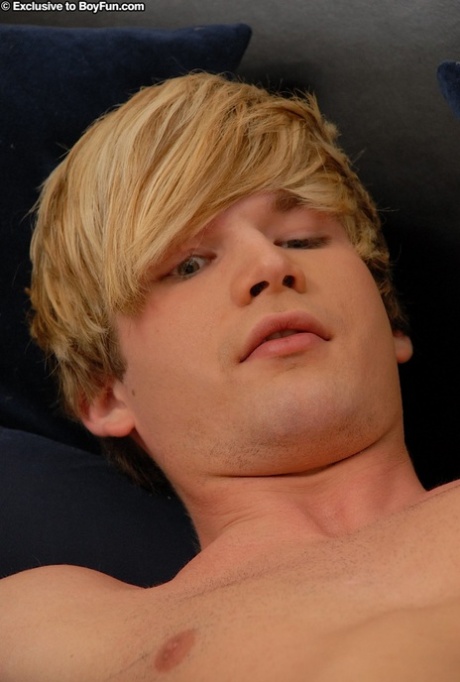 Den nydelige homofile blondinen Jason Pitt kvitter seg med sine blå underbukser og runker
