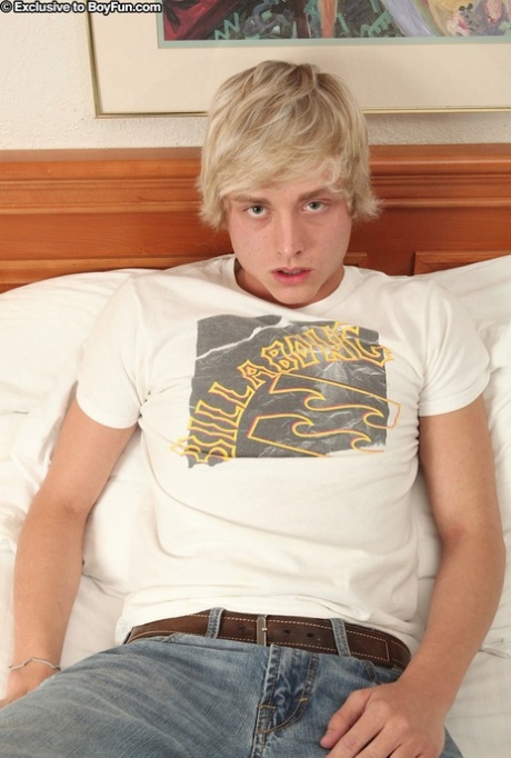 Sexy blonde Homosexuell Junge Christian Robbins Streifen seine Kleidung & masturbiert