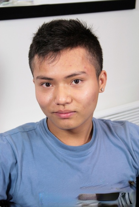 Asiatische Homosexuell Brünette Tyler Runde masturbiert und Cums auf sich selbst in einem Solo