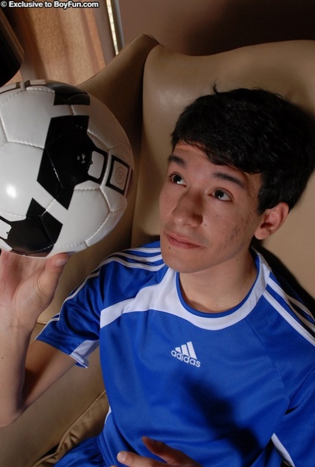 Unga gay Alexander Cruz tar av sig sin fotbollsuniform och runkar