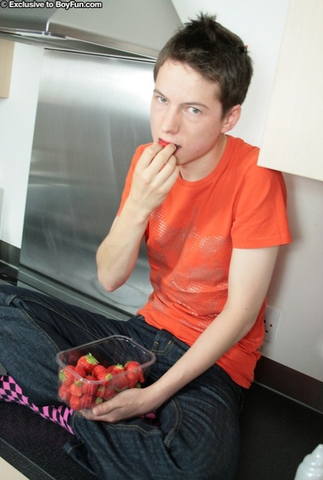 Hung gay Ethan Dale neukt een Hete twink na sensuele kisses & mutual BJs