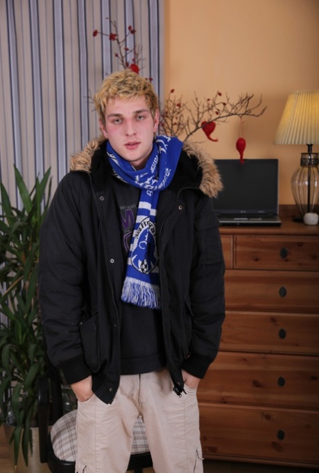 Tommie, le beau gosse blond, étale son cul et se masturbe en solo.